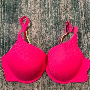 NEVER WORN 40DD BRIGHT PINK BRA